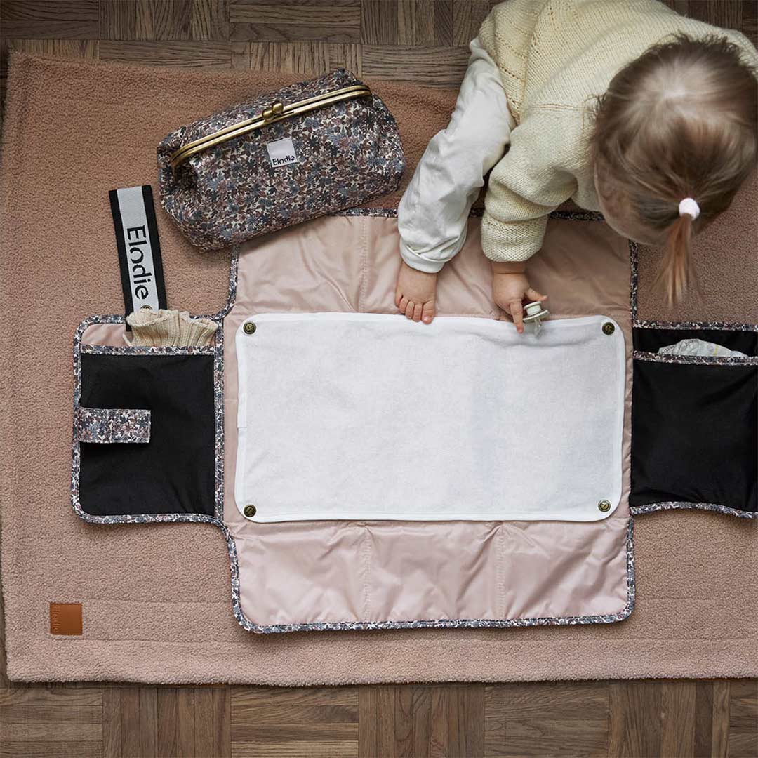 elodie-details-portable-changing-pad-blushing-pink-lifestyle_20984679-8b10-4ad1-9275-233965ecde41 | Natural Baby Shower