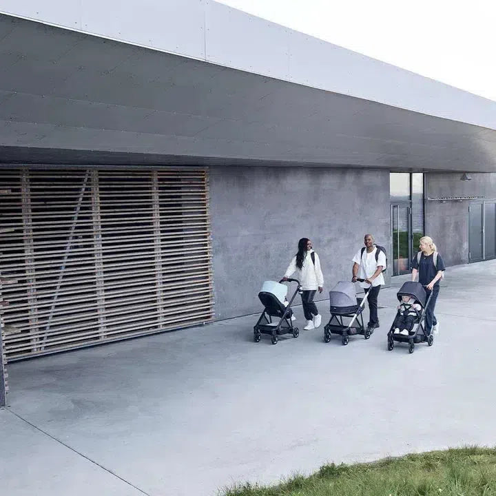 thule-shine-pushchair-black-grey-melange-lifestyle_720x_eaca2d08-ad6a-442c-9c73-973760fad508-Natural Baby Shower