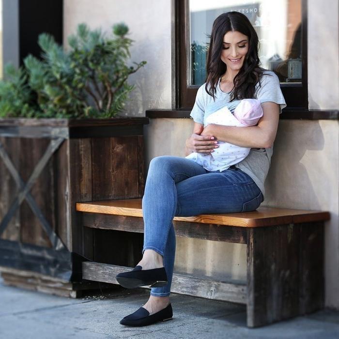 Top tips for breastfeeding in public | Natural Baby Shower