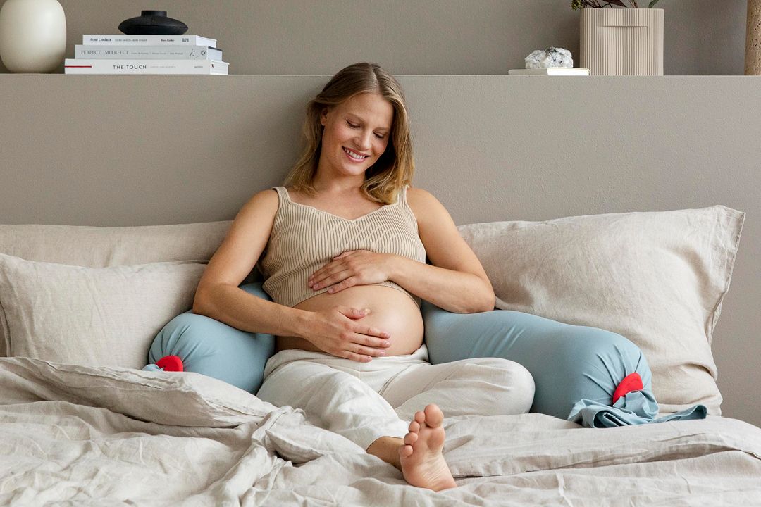 03_bbhugme_Pregnancy_Pillow_Eucalyptus_Sit_1 | Natural Baby Shower