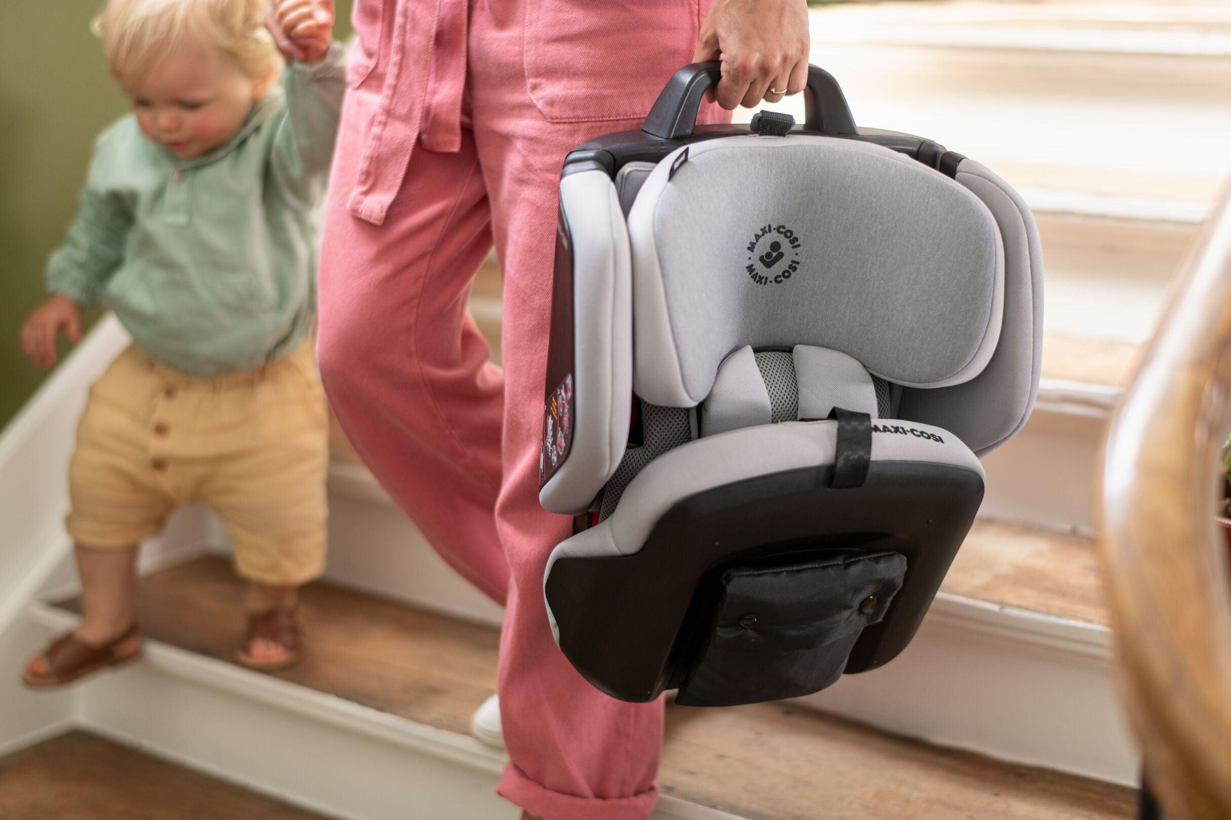 Fullscreen_Retina_landscape-MC8037_2020_maxicosi_Carseat_Nomad_Lifestyle_Stairs_Close-upfoldedNomadonstairs_Landscape-Natural Baby Shower