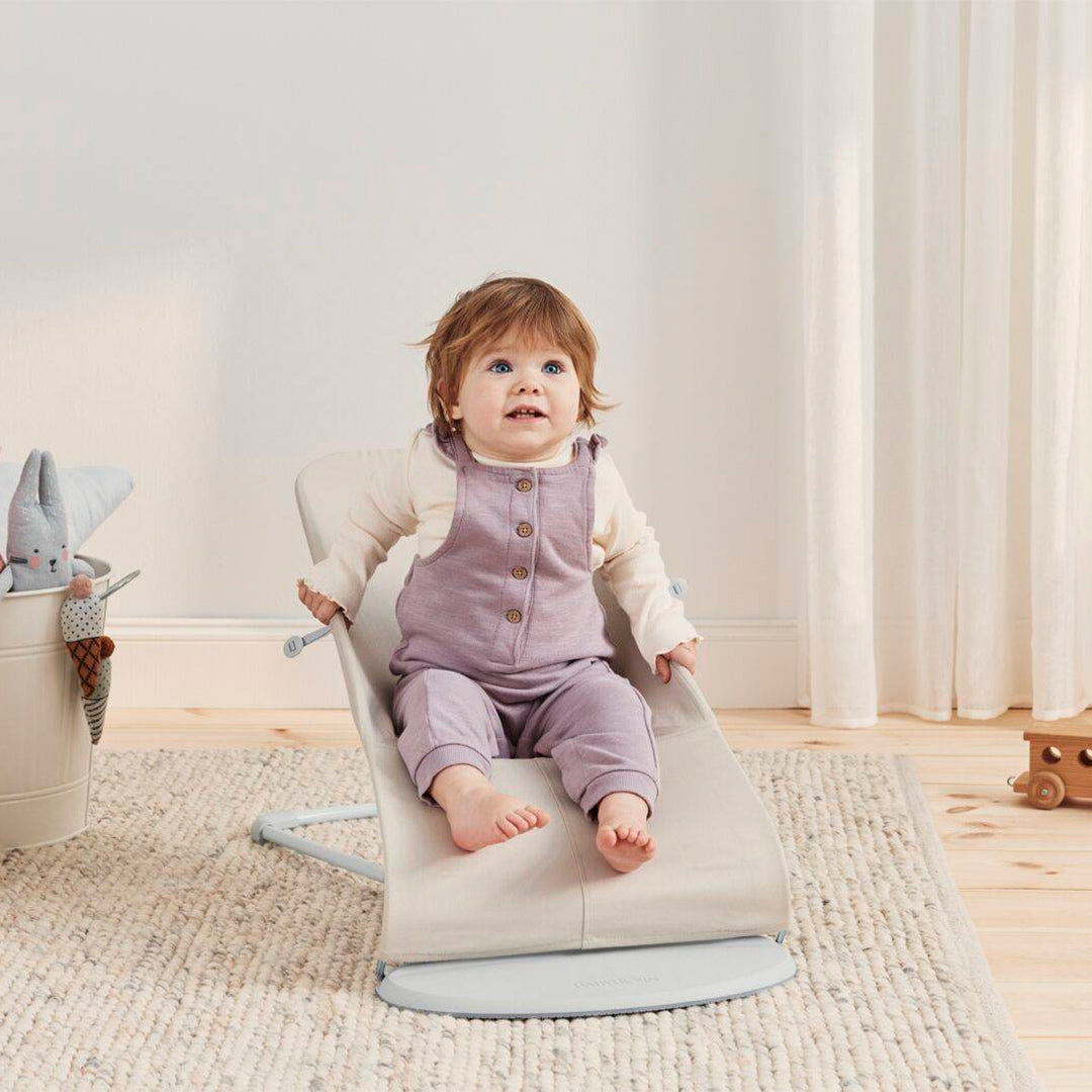 BabyBjörn Bouncer Bliss 3D Jersey Bundle with Googly Eyes Pastel Bouncer Toy - Light Beige