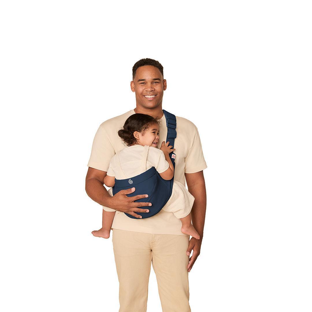 Ergobaby Upsie Sling Babyhüfttrage, Ergonomische Hüfttrage für Babys und Kleinkinder ab 6 Monaten (7,7-20,4 kg), spontanes Wechseln zwischen Laufen und Getragenwerden Ergobaby Upsie Sling Babyhüfttrage, Ergonomische Hüfttrage für Babys und Kleinkinder ab 6 Monaten (7,7-20,4 kg), spontanes Wechseln zwischen Laufen und Getragenwerden