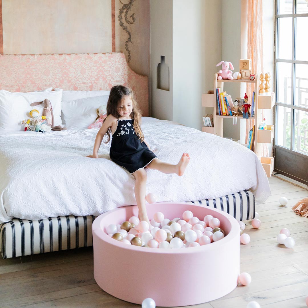 larisa-pumpkin-pink-ball-pit-gold-powder-white-balls-lifestyle-3_cd85be42-b0d0-42ac-8029-c07fb4ba2707 | Natural Baby Shower