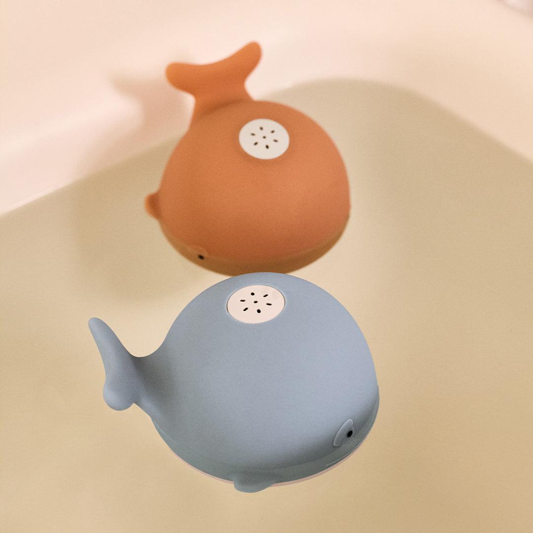 Liewood Galen Bath Sprinkler Whale - Beach Blue-Bath Toys- | Natural Baby Shower