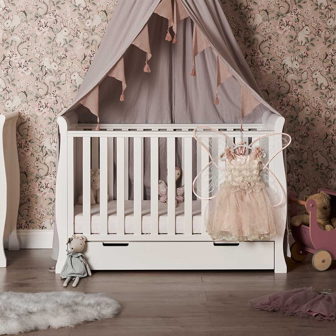 obaby-stamford-mini-cot-bed-white-lifestyle_b89550a5-377b-4775-8758-71a730fea9e0 | Natural Baby Shower