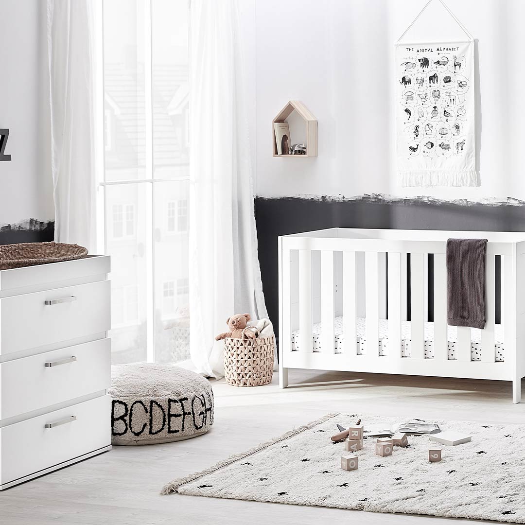 silver-cross-cot-bed-dresser-finchley-white-lifestyle_52466cfe-69b1-4a5f-9584-df3b5dbe214f-Natural Baby Shower