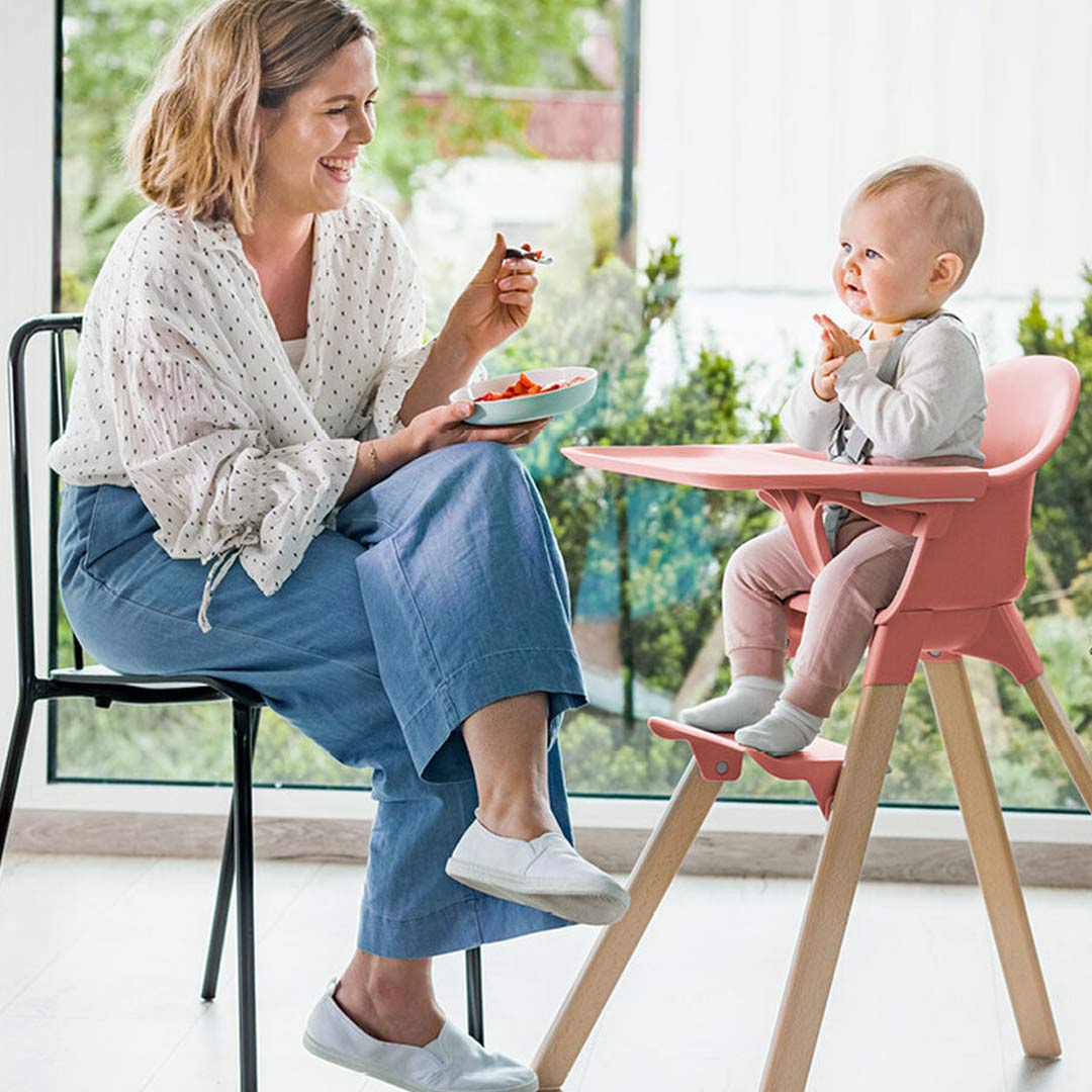 stokke-clikk-highchair-coral-lifestyle_79111018-be10-4a4a-83b2-507656395449-Natural Baby Shower